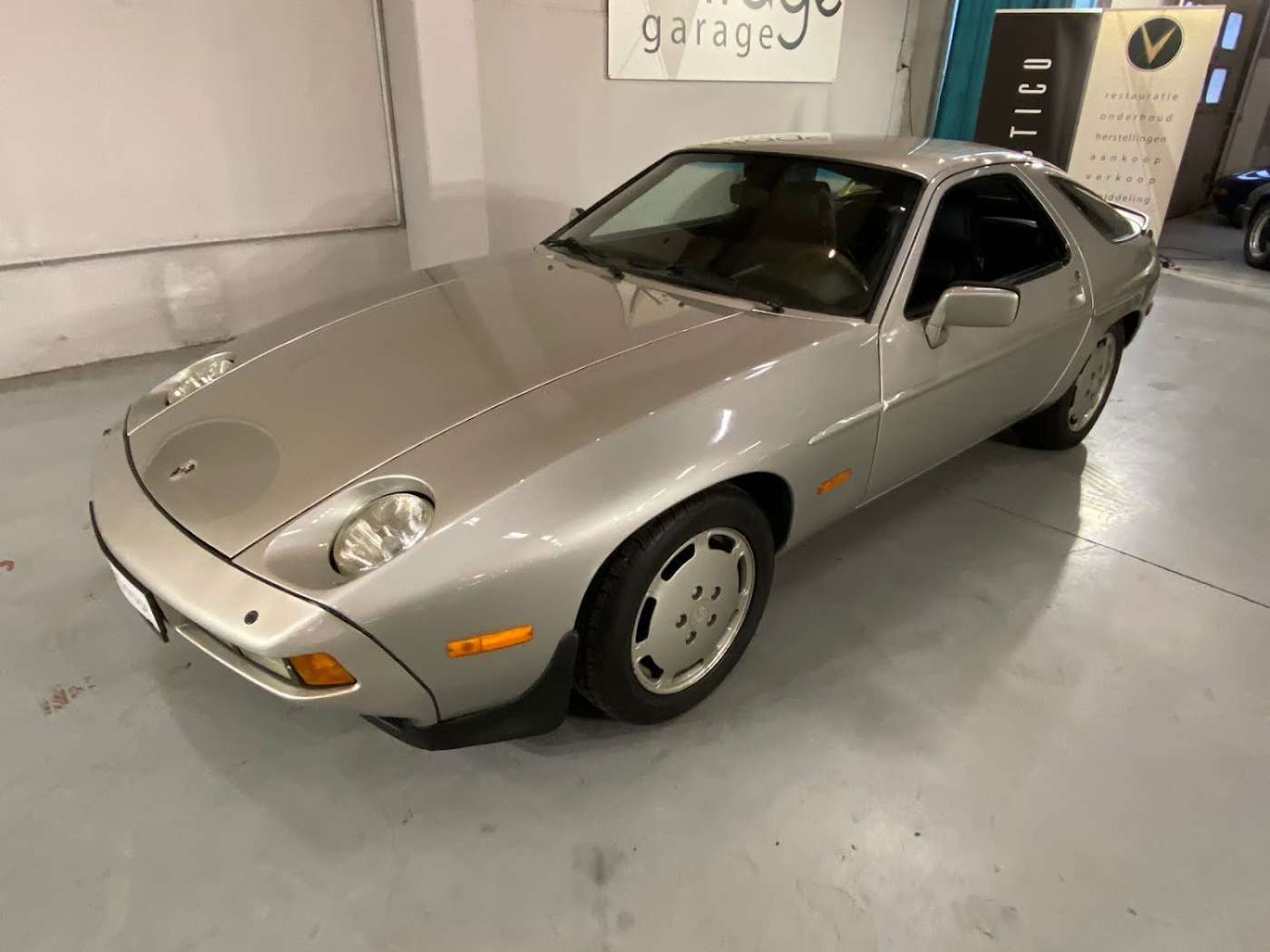 Porsche 928
