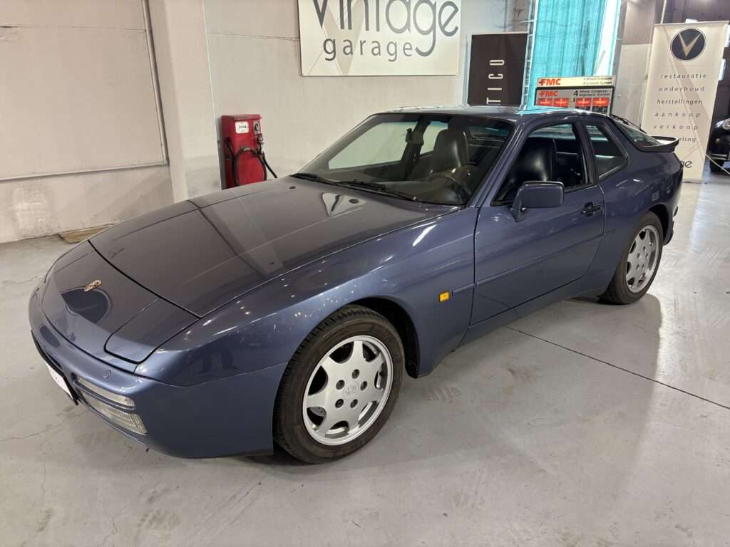 Porsche 944