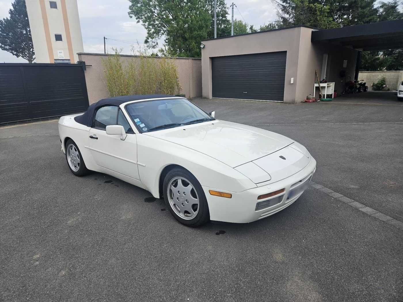 Porsche 944