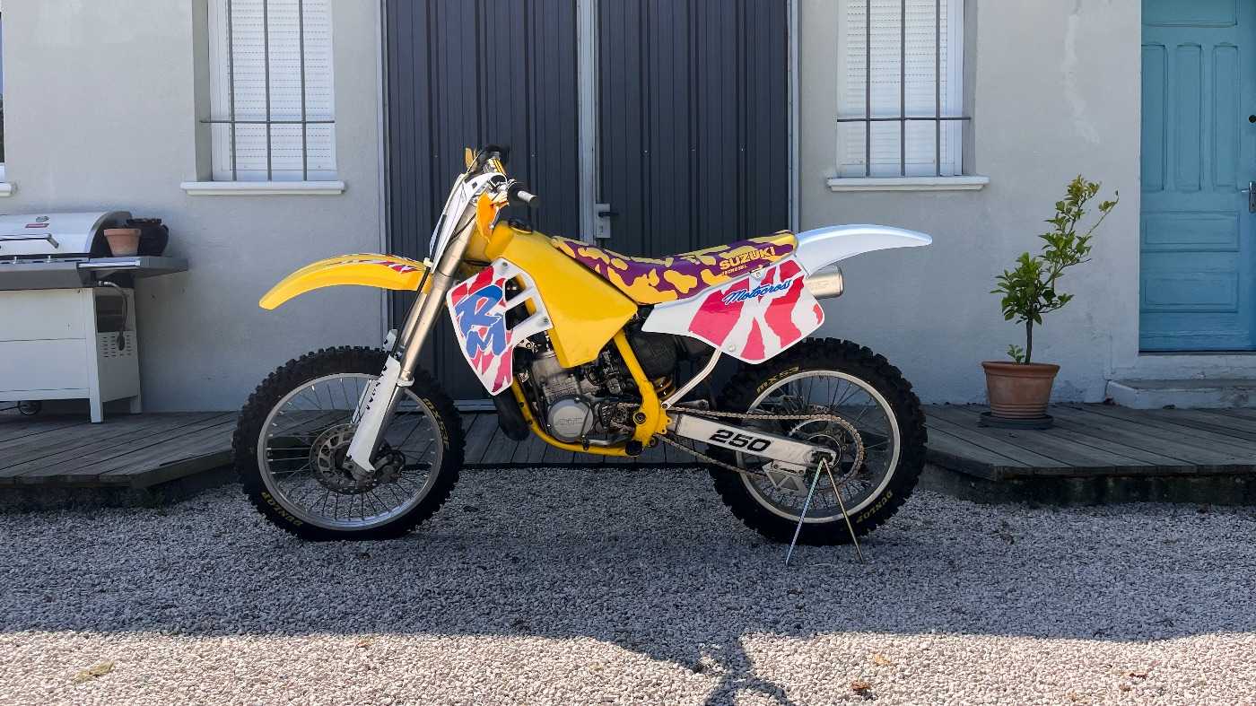 Moto Suzuki