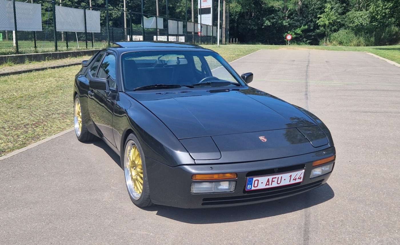 Porsche 944