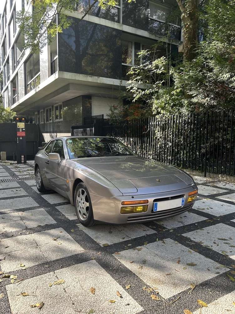 Porsche 944