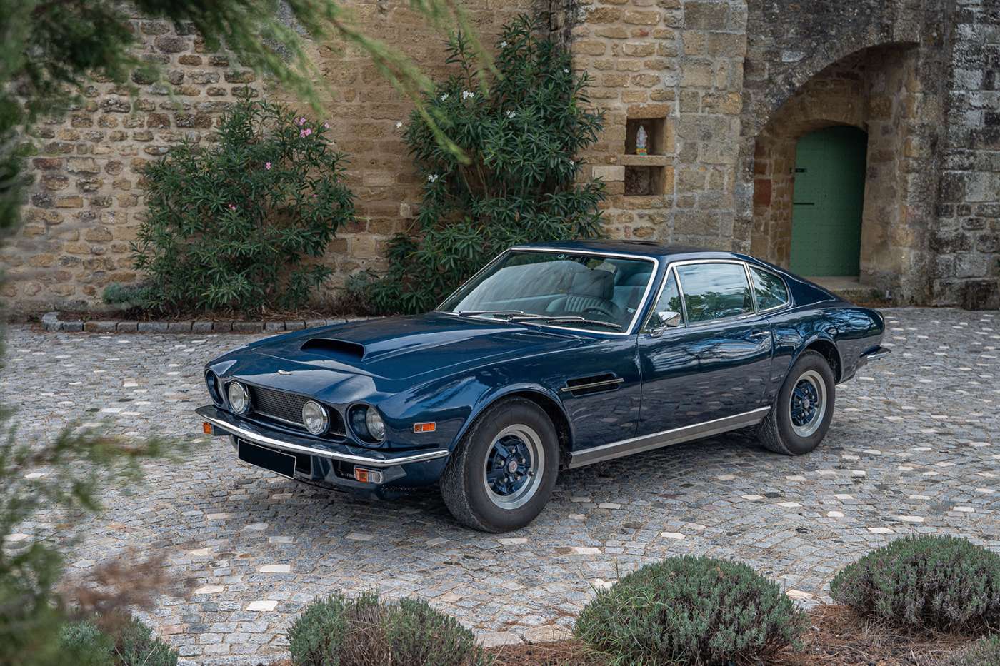 Aston Martin V8