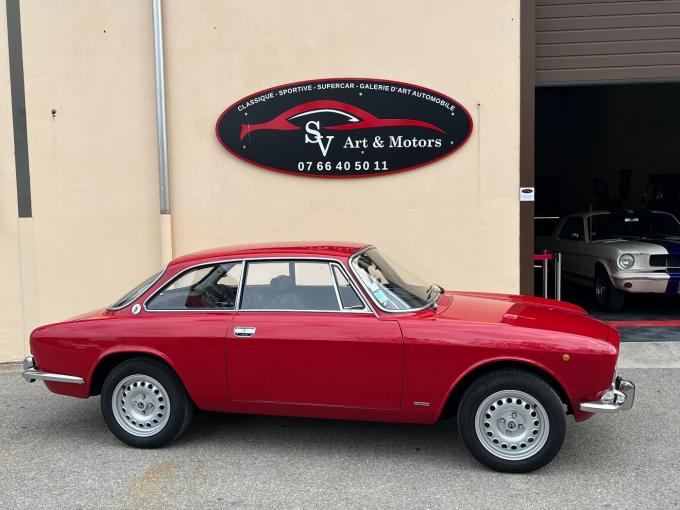 Alfa Roméo Giulia GT 2000 Veloce Bertone  de 1975