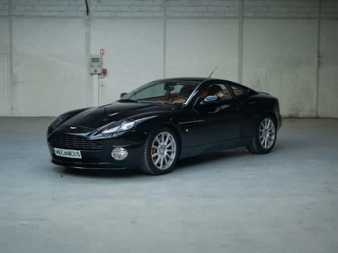 Aston Martin Vanquish S *Noir Onyx & Kestrel Tan* de 2006