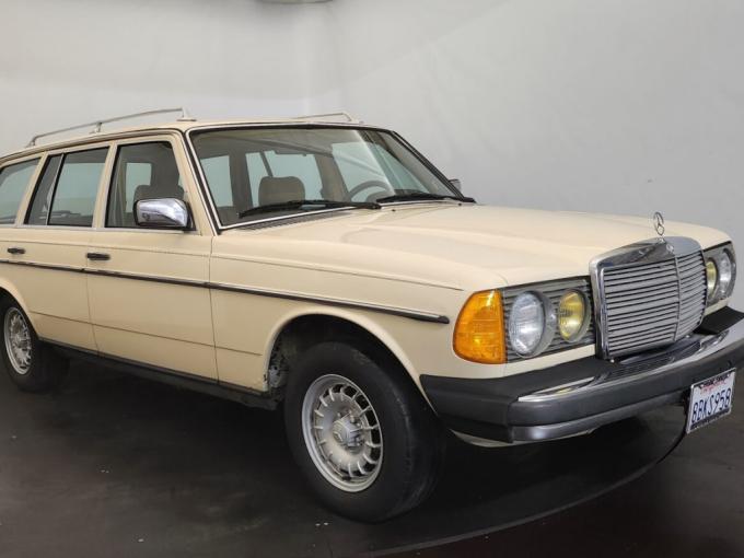 Mercedes-Benz E class 300 TD break de 1982