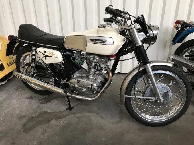 Moto Ducati 250 MK3 double bouchon  de 1971