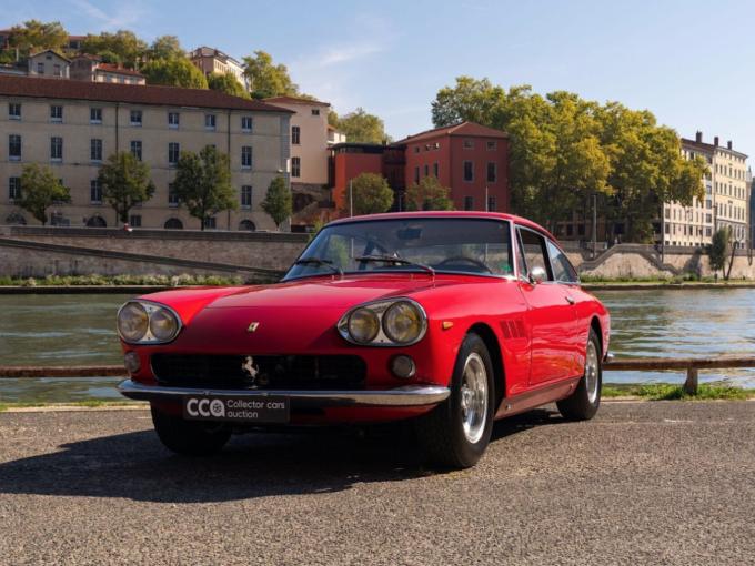Ferrari 330 GT 2+2 de 1965