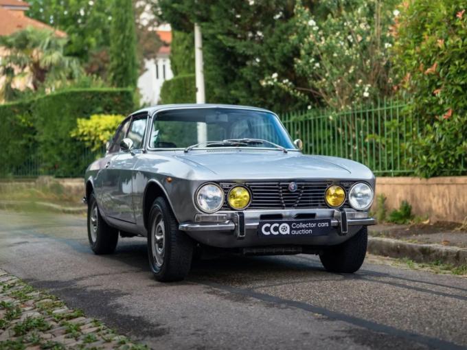 Alfa Roméo Giulia GT 2000 Veloce  de 1975