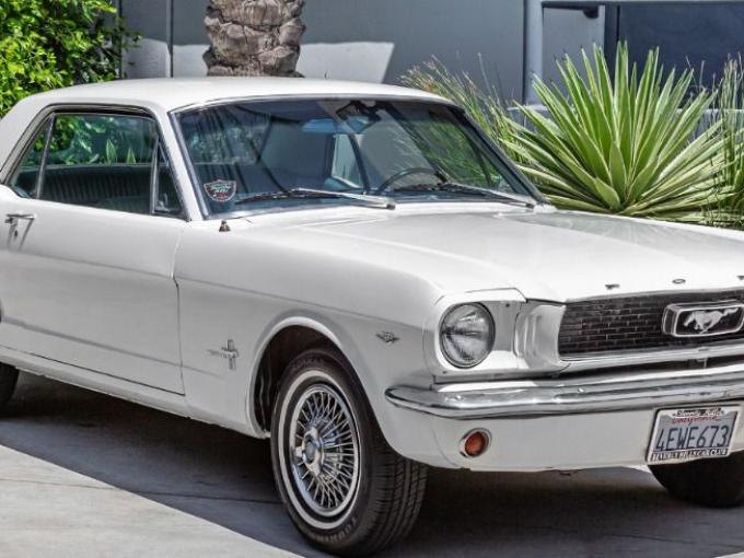 Ford Mustang Coupe V8 Pony pack de 1965