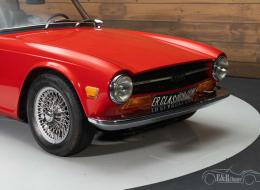 Triumph TR6 avec toit rigide