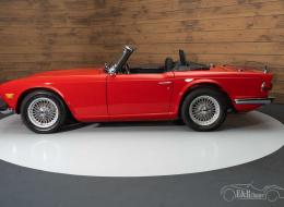 Triumph TR6 avec toit rigide