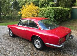Alfa Roméo Giulia GT 1300 GT Junior dotée d'un moteur 2000 cc
