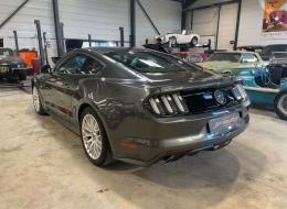 Ford Mustang Fastback 5.0 l V8 421 ch