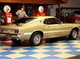 Ford Mustang FASTBACK V8