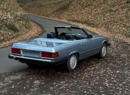 Mercedes-Benz SL 560 R107