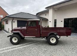 Toyota Land Cruiser FJ45 Pick-Up