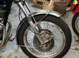 Moto Triumph Trident T150V