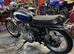 Moto Triumph Trident T150V