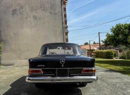 Mercedes-Benz 230 L6