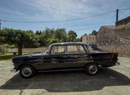 Mercedes-Benz 230 L6